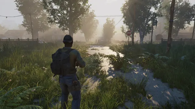 Survivant avec son sac à dos sur une route envahie d'herbe
